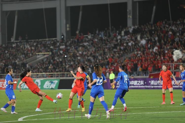 中国裁判组执裁U-20女足世界杯法国队对阵加拿大队比赛